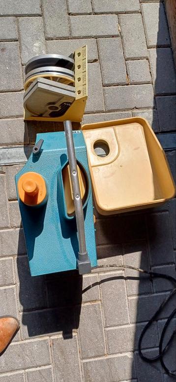 AGF snijmachine met alle snij hulpstukken 220 volt. beschikbaar voor biedingen