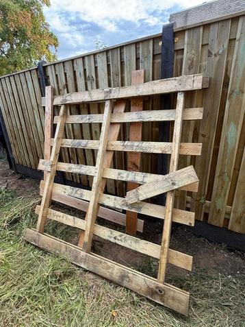 Houten pallet beschikbaar voor biedingen