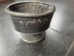 Grijze sierpot met tekst, Gebruikt, Porselein of Keramiek, Schaal, Rond