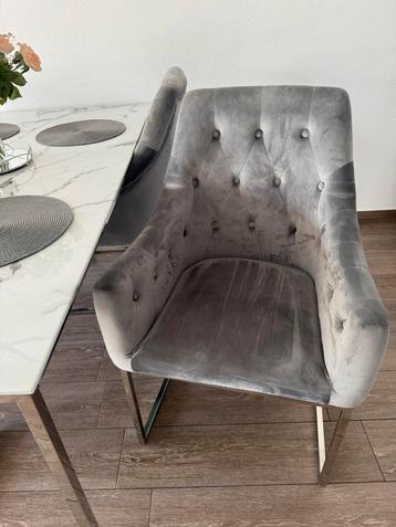 Grijze eetstoelen  beschikbaar voor biedingen