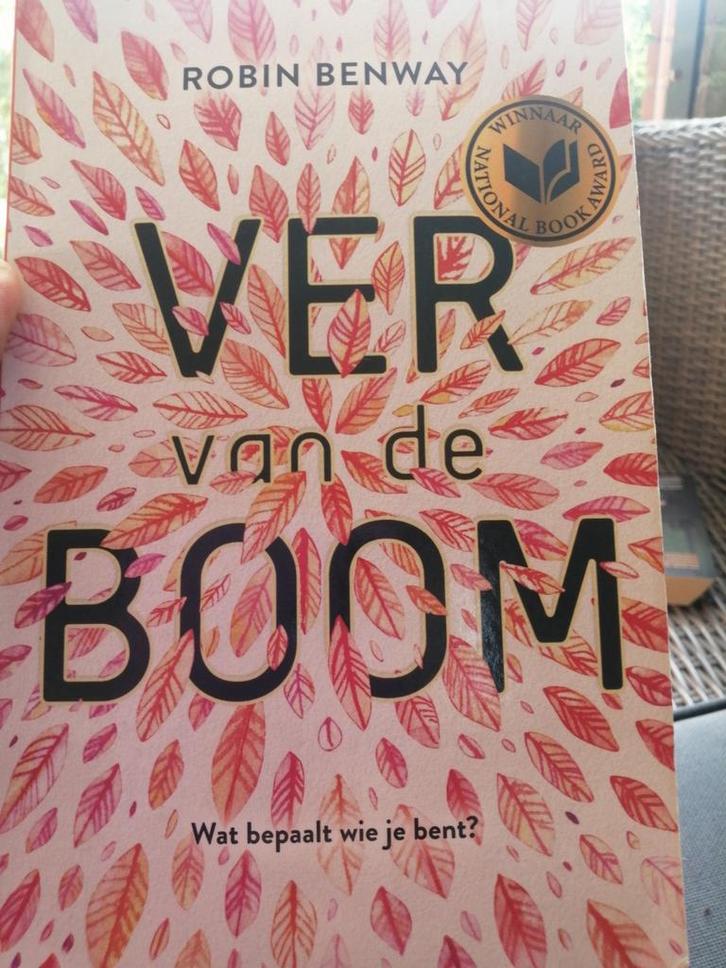 Robin Benway - Ver van de boom, Boeken, Kinderboeken | Jeugd | 13 jaar en ouder, Zo goed als nieuw, Ophalen of Verzenden