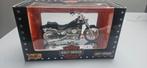 Harley Davidson 1984 FXST Softail 1:18 Maisto, Hobby en Vrije tijd, Modelauto's | 1:18, Ophalen of Verzenden, Zo goed als nieuw