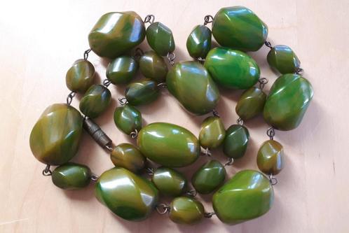 Art Deco BAKELIETEN Ketting Groene Swirls Gedraaide Kralen., Sieraden, Tassen en Uiterlijk, Antieke sieraden, Ketting, Overige materialen