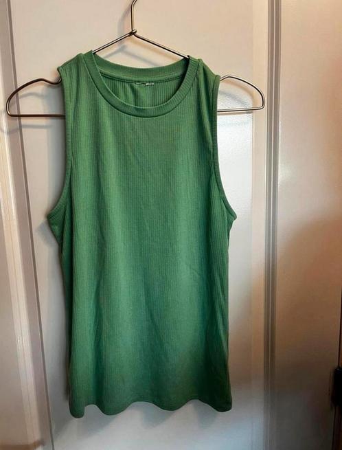 Leuk groen topje, Kleding | Dames, Tops, Zo goed als nieuw, Maat 38/40 (M), Groen, Zonder mouw, Ophalen of Verzenden