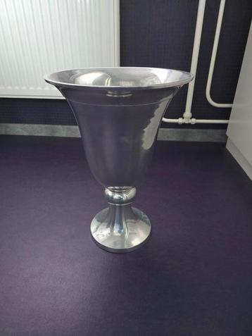 Aluminium vaas 40 cm hoog beschikbaar voor biedingen