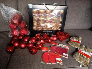 Diverse rode en gouden kerstballen en versiering. beschikbaar voor biedingen