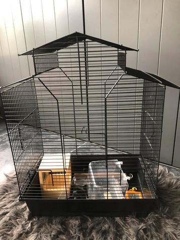 Nette vogelkooi inclusief toebehoren beschikbaar voor biedingen