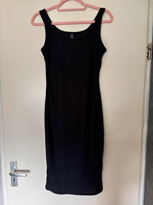 Shein leuke lange zwarte jurk mt M ZGAN, Kleding | Dames, Jurken, Zo goed als nieuw, Maat 38/40 (M), Zwart, Onder de knie, Ophalen of Verzenden