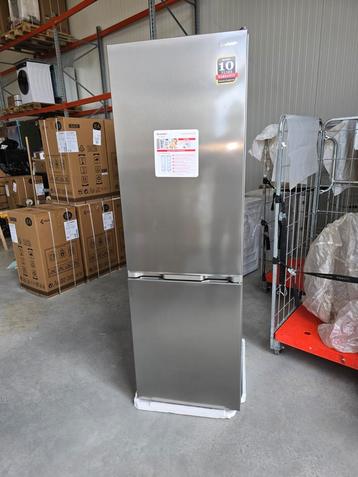 Nieuwe koelvriescombininatie van Sharp met kleine deukje beschikbaar voor biedingen