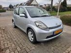 Daihatsu Sirion 1.0 51KW 2008 Grijs, Auto's, Voorwielaandrijving, 750 kg, Sirion, Handgeschakeld