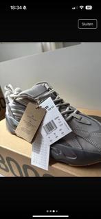Yeezy 700 V2 Tephra 44 2/3 Nieuw in Doos, Ophalen of Verzenden, Nieuw, Sneakers of Gympen