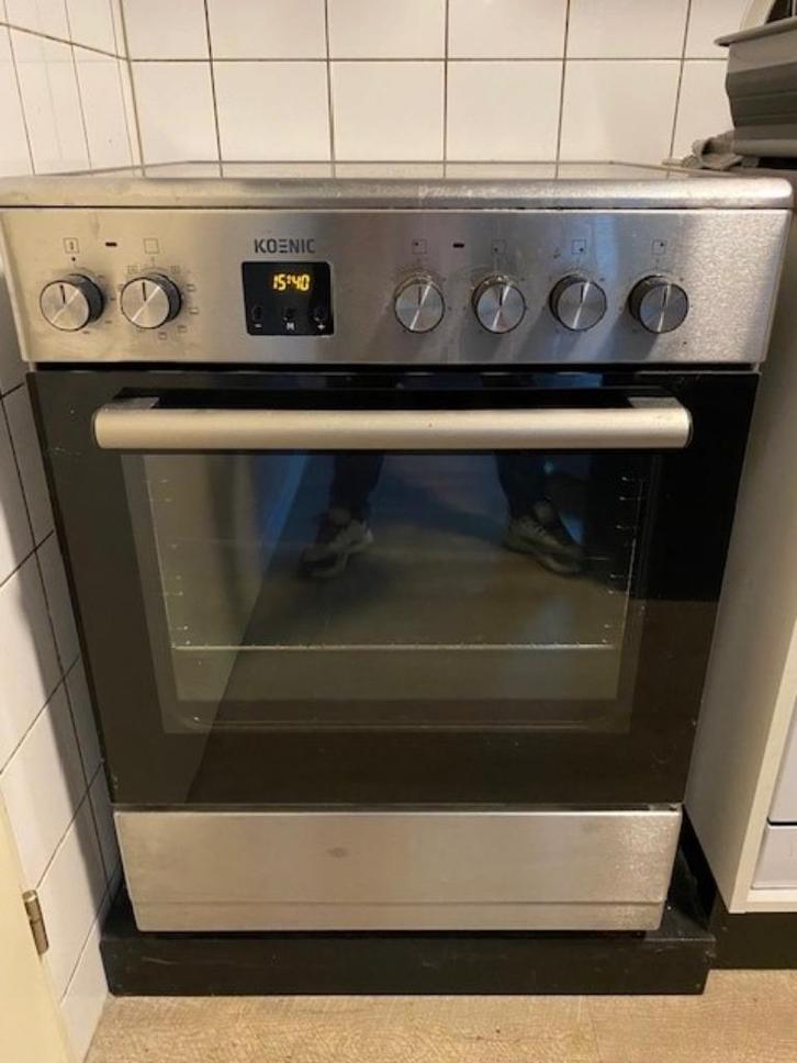 Koenic 4 pits fornuis + oven, Witgoed en Apparatuur, Fornuizen, Zo goed als nieuw, Vrijstaand, Elektrisch, 4 kookzones, 85 tot 90 cm