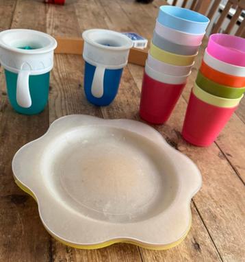 Plastic bordjes, bekers beschikbaar voor biedingen
