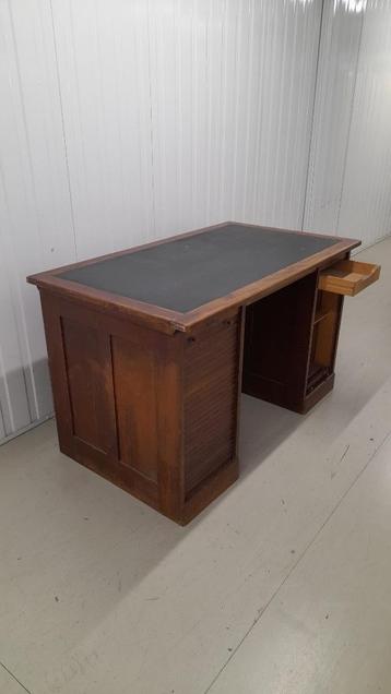 antiek bureau beschikbaar voor biedingen