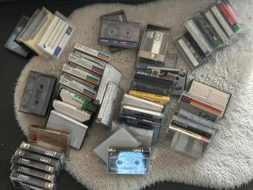 Zolderopruiming. Ruim 40 cassettebandjes beschikbaar voor biedingen
