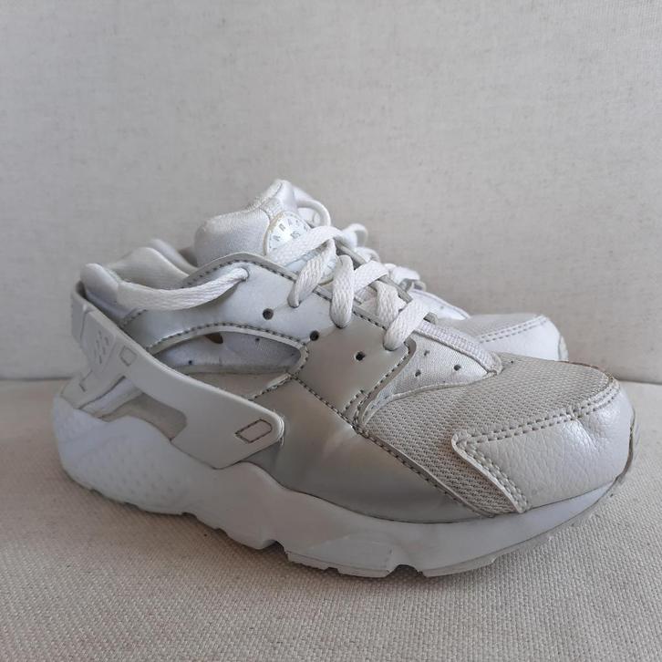 NIKE Huarache sneakers wit maat 31, Kinderen en Baby's, Kinderkleding | Schoenen en Sokken, Sportschoenen, Jongen, Ophalen of Verzenden