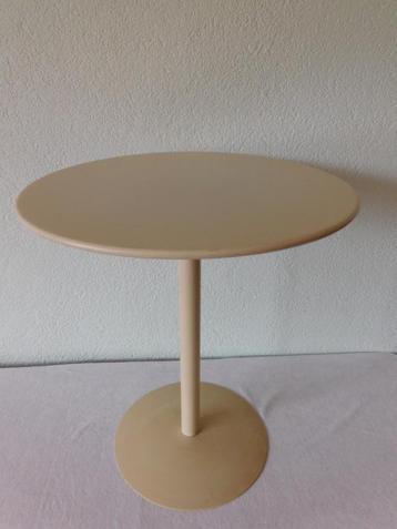 Metalen bijzettafeltje, kleur crème, in hoogte verstelbaar,  beschikbaar voor biedingen