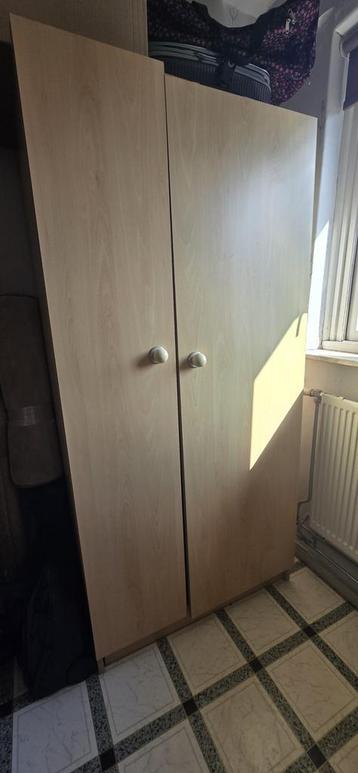 Kast beschikbaar voor biedingen