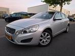 Volvo V60 1.6 T3 Kinetic CLIMA/CRUISE/TREKHAAK!, Voorwielaandrijving, Stof, Zwart, 4 cilinders