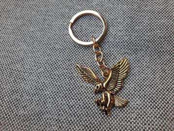 1 mooie sleutelhanger met een goudkleurige adelaar te koop beschikbaar voor biedingen