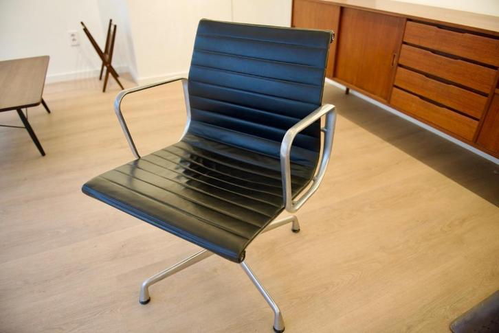 Laatste! Eames stoel EA 108 Leer, Huis en Inrichting, Stoelen, Gebruikt, Eén, Leer, Metaal, Zwart, Ophalen of Verzenden