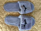 Fluffy slippers met vleermuis maat 40-43. Ze vallen klein., Kleding | Dames, Schoenen, Ophalen of Verzenden, Zo goed als nieuw