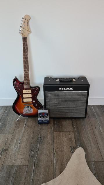 gitaar met versterker beschikbaar voor biedingen