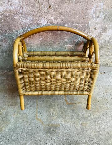 Rotan jaren 80 lectuurbak beschikbaar voor biedingen