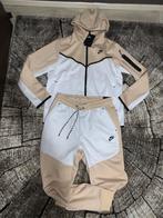 Nike tech beige en wit compleet, Nieuw, Maat 52/54 (L), Beige, Ophalen of Verzenden