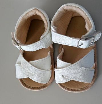 Mooie witte baby sandaaltjes (newborn) beschikbaar voor biedingen