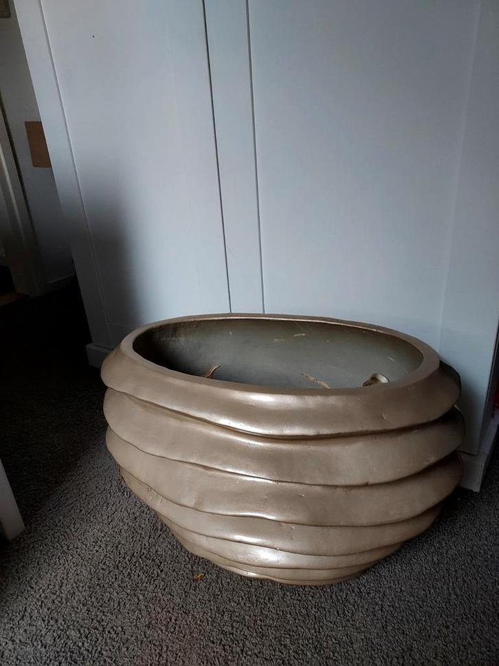 Grote ovale bloempot zandkleur met parelmoerglans, Huis en Inrichting, Woonaccessoires | Vazen, Ophalen of Verzenden