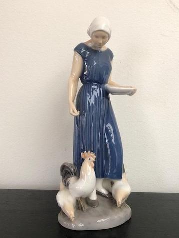 Bing & Grondahl Girl Feeding Chickens (Reyshof) beschikbaar voor biedingen