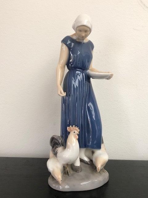 Bing & Grondahl Girl Feeding Chickens (Reyshof), Antiek en Kunst, Antiek | Porselein, Ophalen of Verzenden