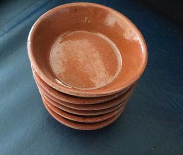 6 geglazuurde terracotta onder zetels schotel beschikbaar voor biedingen