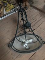 Grote stijlvolle hanglamp, metalen frame, kap van melkglas., Ophalen of Verzenden, Zo goed als nieuw, Glas, Vintage, klassiek