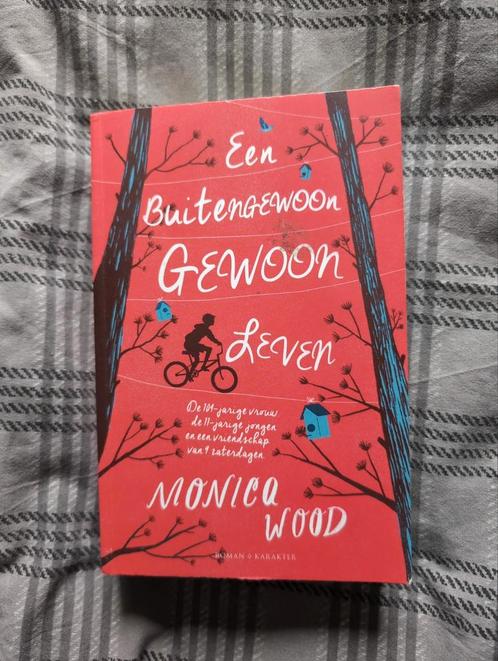 Monica Wood - Een buitengewoon gewoon leven, Boeken, Literatuur, Zo goed als nieuw, Ophalen of Verzenden