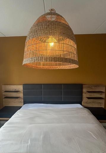 Tweepersoonsbed eikenhout met zwart metaal 160 bij 200