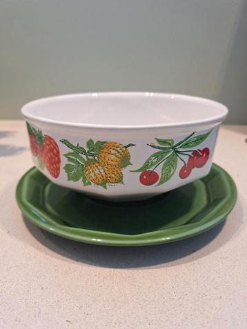 Fruitschaal van aardewerk  beschikbaar voor biedingen