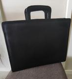 Zwartleren vintage aktetas/laptoptas, 31x40 cm, Computers en Software, Laptoptassen, Ophalen of Verzenden, 16 inch, Zo goed als nieuw