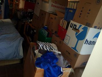 Grote partij. 40 dozen rommelmarkt spullen verschillend beschikbaar voor biedingen