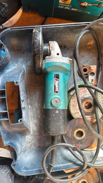 Makita 9527NB haakse slijper 750W met schijven, vanaf 39€ beschikbaar voor biedingen