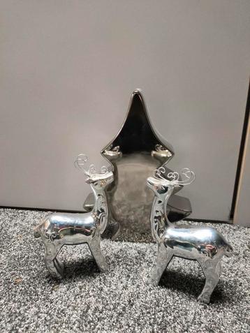 Mooie zilverkleurige herten en kerstboom beschikbaar voor biedingen