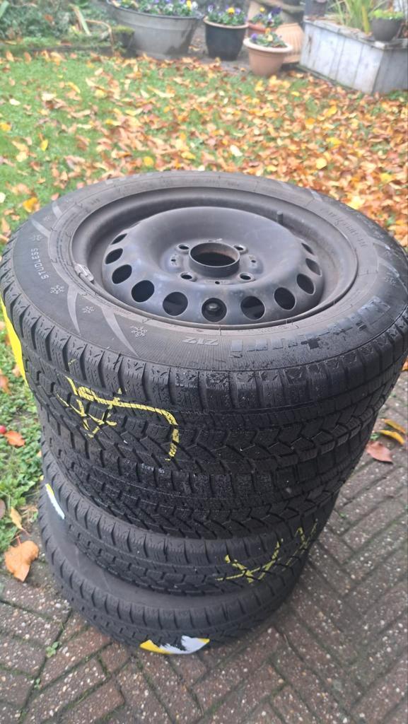 Te koop 4 goede winterbanden inclusief velg en wieldoppen, Auto diversen, Auto-accessoires, Gebruikt, Ophalen
