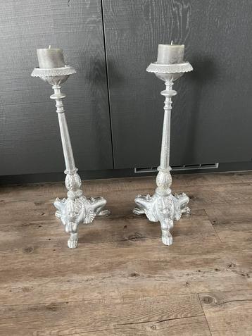 2 zilverkleurige kandelaars, bieden per stuk vanaf €15 beschikbaar voor biedingen