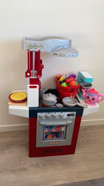 Leuke speelkeuken met div accessoires beschikbaar voor biedingen