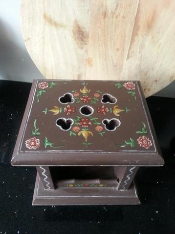 Brocante stoof in Hindeloopen stijl beschikbaar voor biedingen