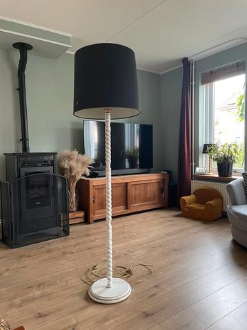 Lampenpoot met lampenkap