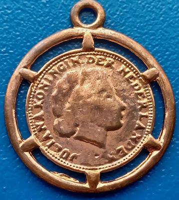 Hanger met een replica van een Nederlandse munt uit 1980 beschikbaar voor biedingen