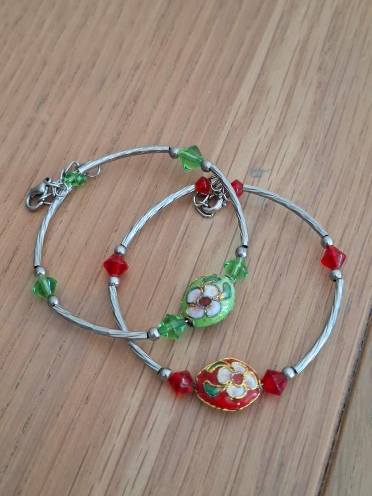 Set van 2 zilverkleurige armbandjes met cloisonne kraal., Sieraden, Tassen en Uiterlijk, Armbanden, Zo goed als nieuw, Overige materialen