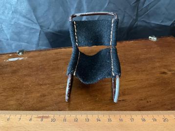 Stoeltje voor in poppenhuis beschikbaar voor biedingen